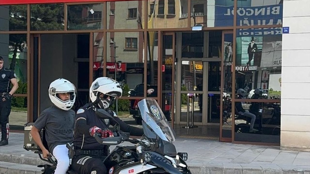 Bingöl'de Polis, LGS Sınavına Geciken Öğrencilere Yardım Eli Uzattı