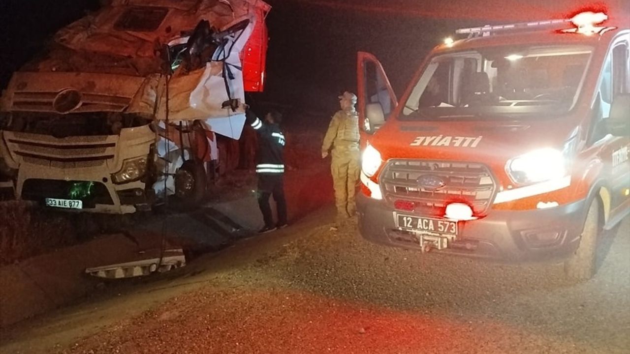 Bingöl'ün Genç İlçesinde Tır Devrildi: Sürücü Ağır Yaralandı