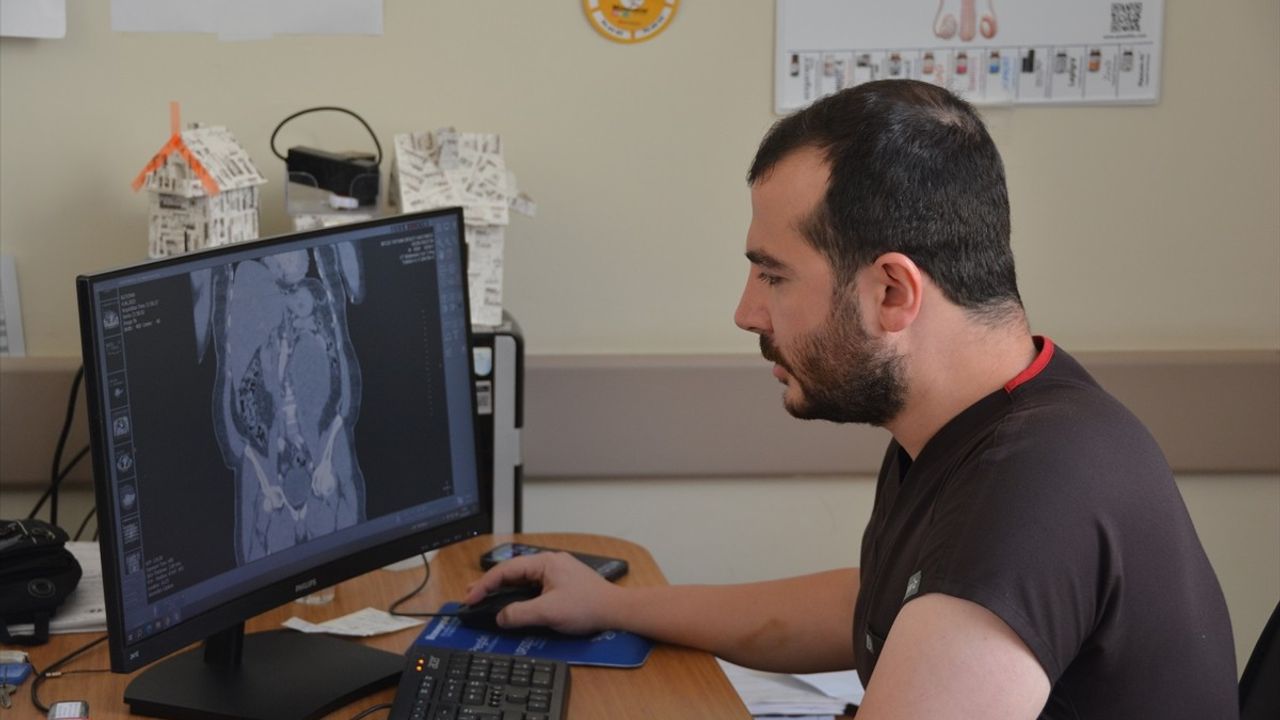 Bitlis'te 23 Santimetrelik Böbrek Kisti Başarıyla Çıkarıldı