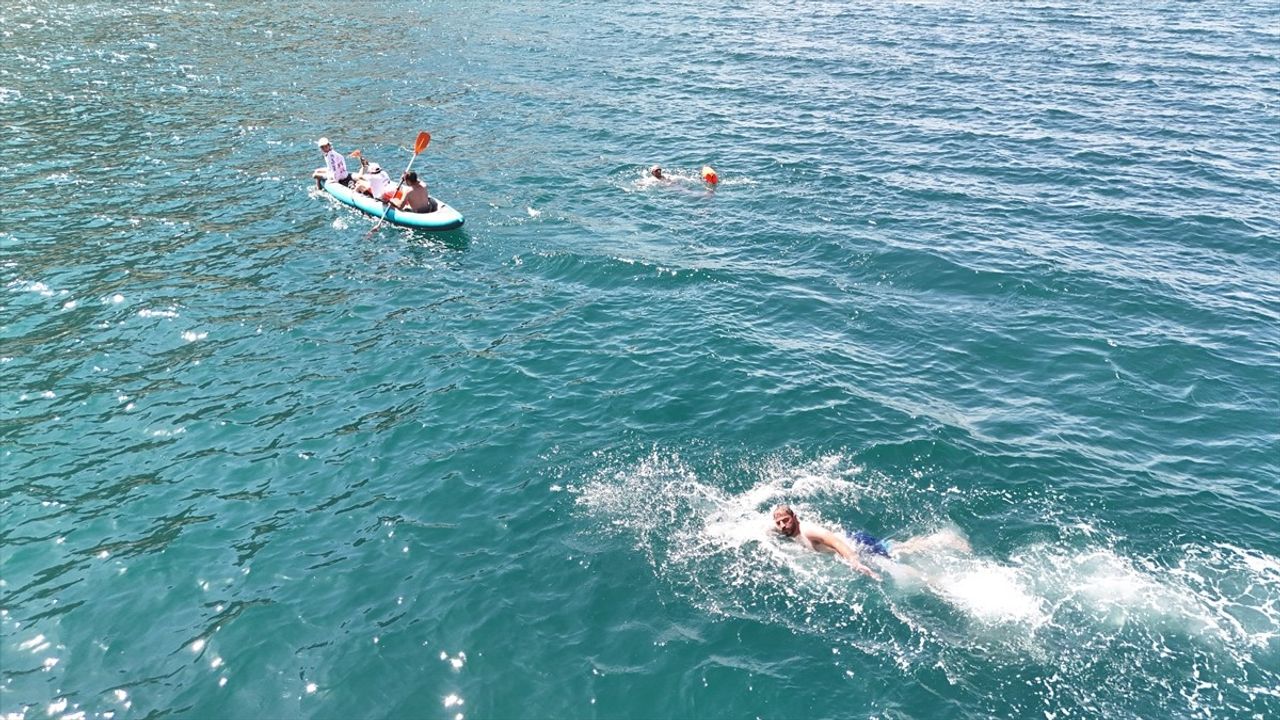 Bitlis'te Kabotaj Bayramı, Van Gölü'nde Yüzme Etkinliğiyle Kutlandı