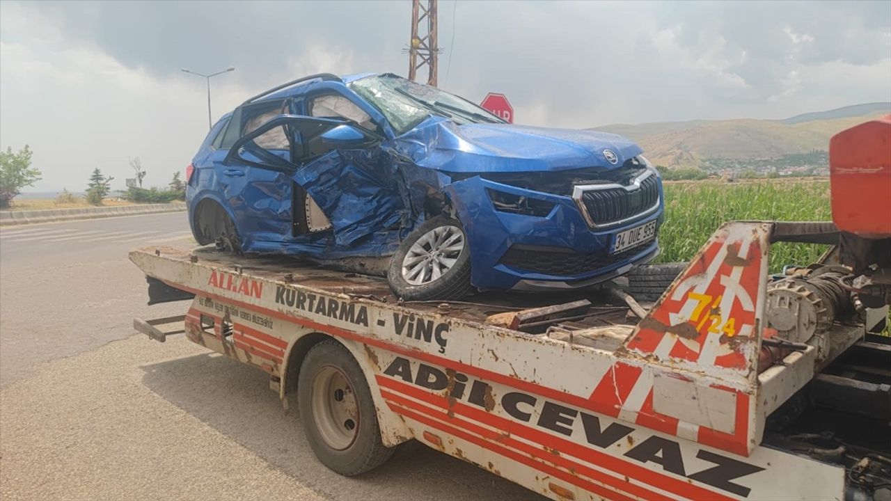 Bitlis'te Trafik Kazası: 2 Ölü, 1 Yaralı