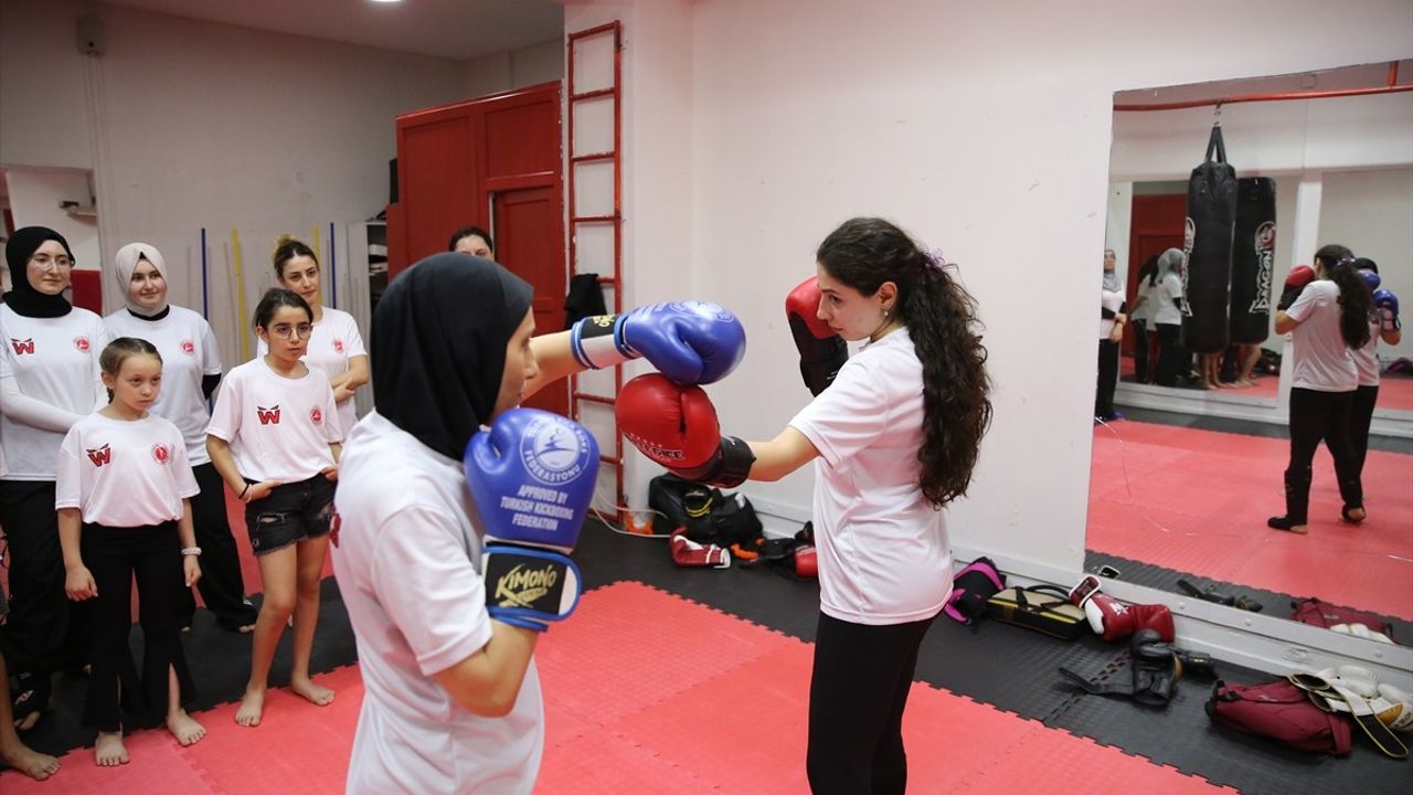 Böbreğini Oğluna Veren Kadın Sporcu Kick Boksta İkincilik Elde Etti