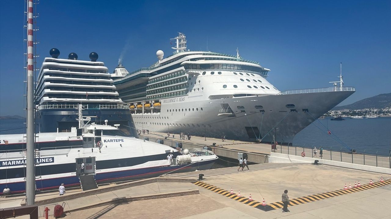 Bodrum'a İki Kruvaziyer Gemiyle 2 Bin 643 Turist Geldi