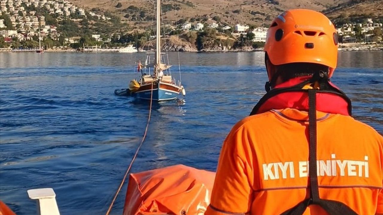Bodrum Açıklarında Sürüklenen Teknedeki İki Kişi Kurtarıldı
