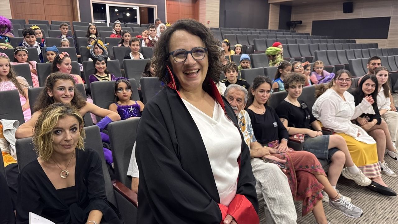 Bodrum'da 63 Çocuk 'Masallar Mahkemesi' Tiyatro Gösterisi Gerçekleştirdi