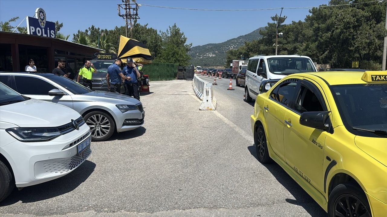 Bodrum'da Durdurulan Takside 5 Düzensiz Göçmen Ele Geçirildi