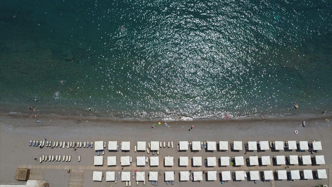 Bodrum ve Kemer'deki Plajlarda Yerli ve Yabancı Turist Yoğunluğu Artıyor