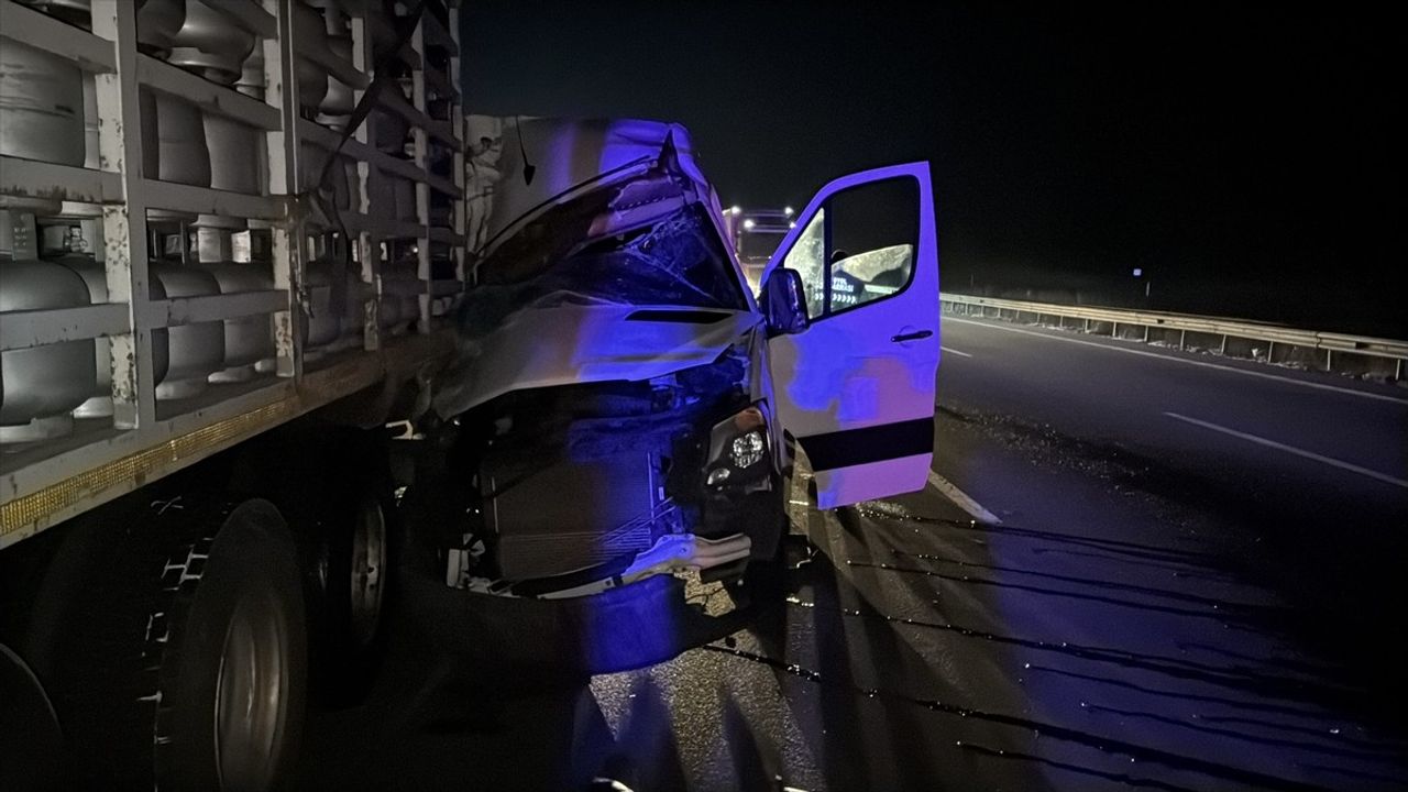 Bolu'da Tüp Yüklü Kamyona Çarpan Minibüste 16 Yaralı