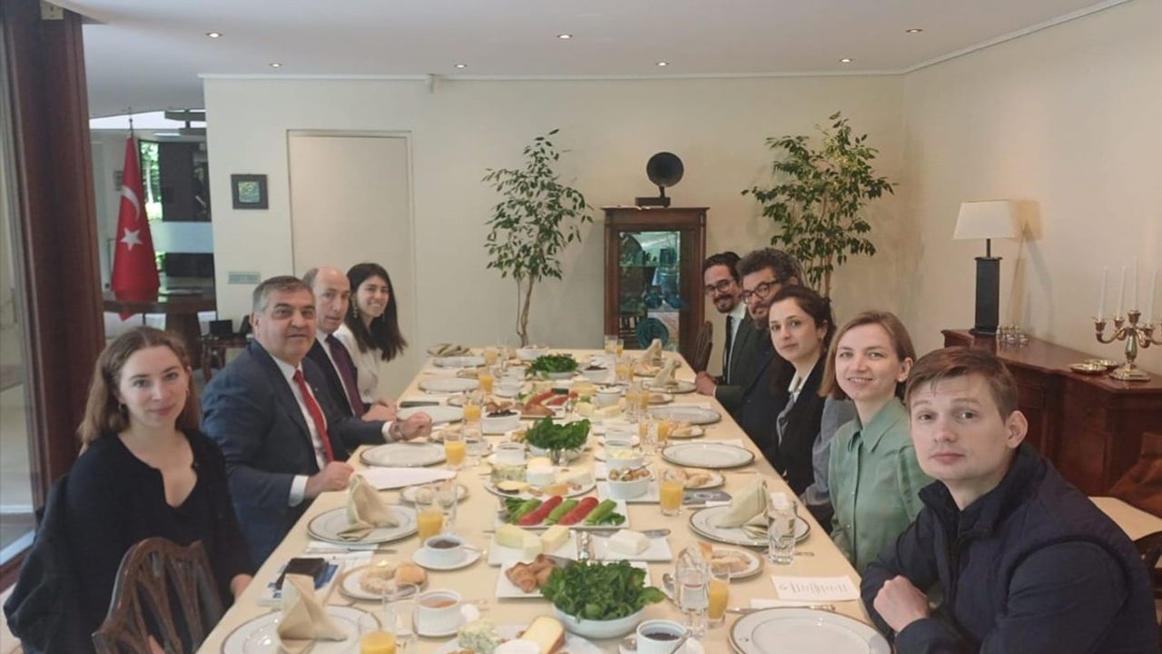 Brüksel'de Dünya Kahvaltı Günü'nde Geleneksel Türk Kahvaltısı Tanıtıldı