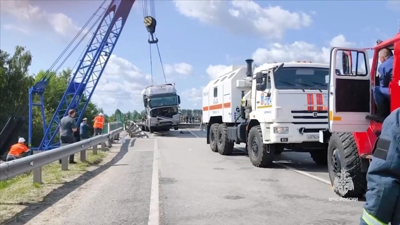 Bryansk Bölgesinde Otoyol Köprüsü Tren Üzerine Çöktü: 7 Ölü, 66 Yaralı