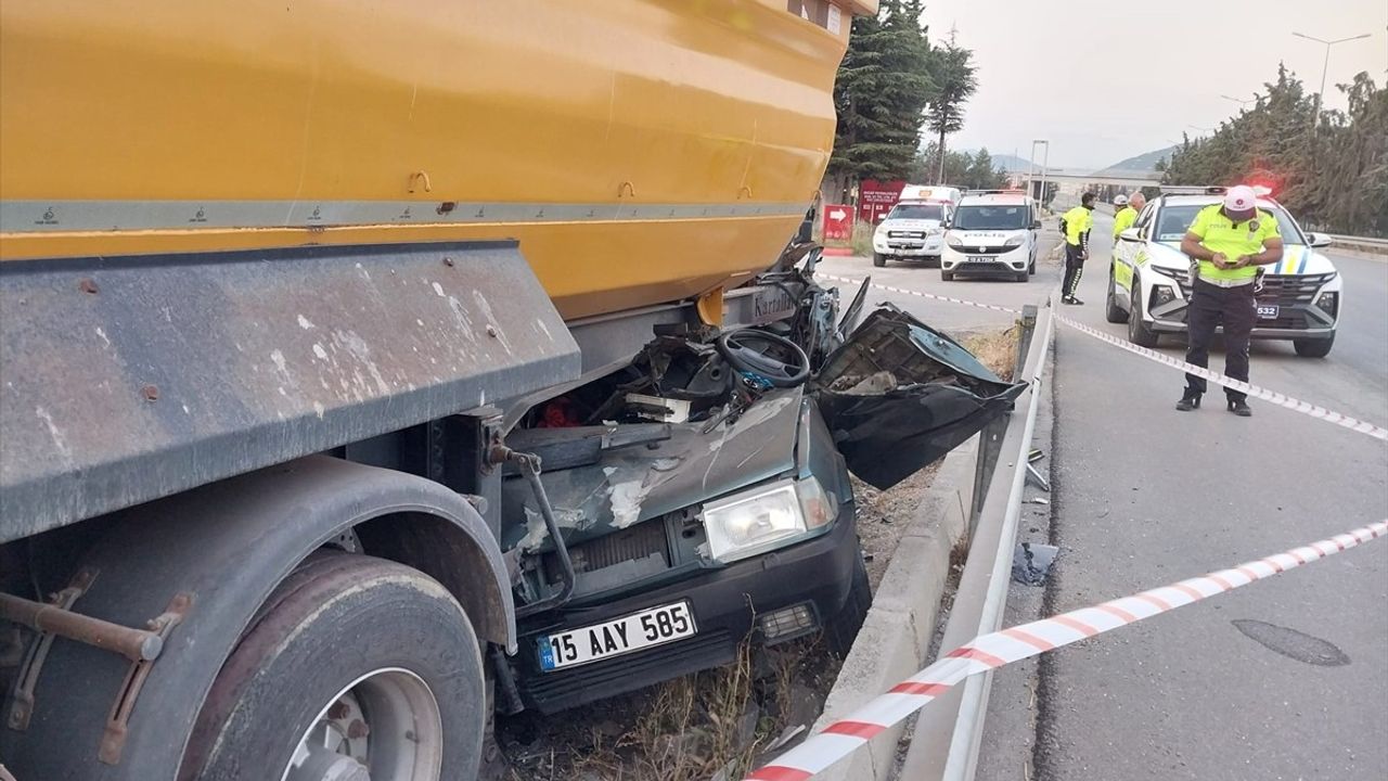 Burdur'da Otomobilin Dorseye Çarpması Sonucu 1 Kişi Hayatını Kaybetti