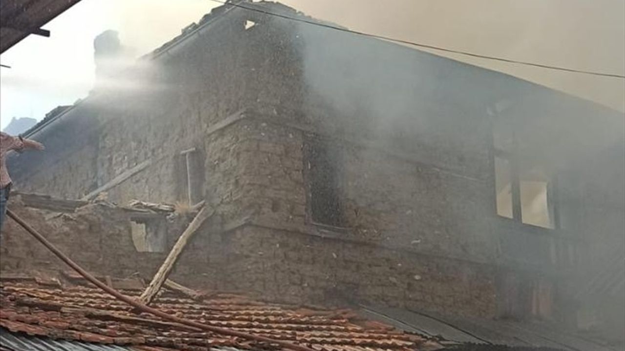 Burdur'da Yangın: 2 Ev ve 1 Metruk Bina Kullanılamaz Hale Geldi