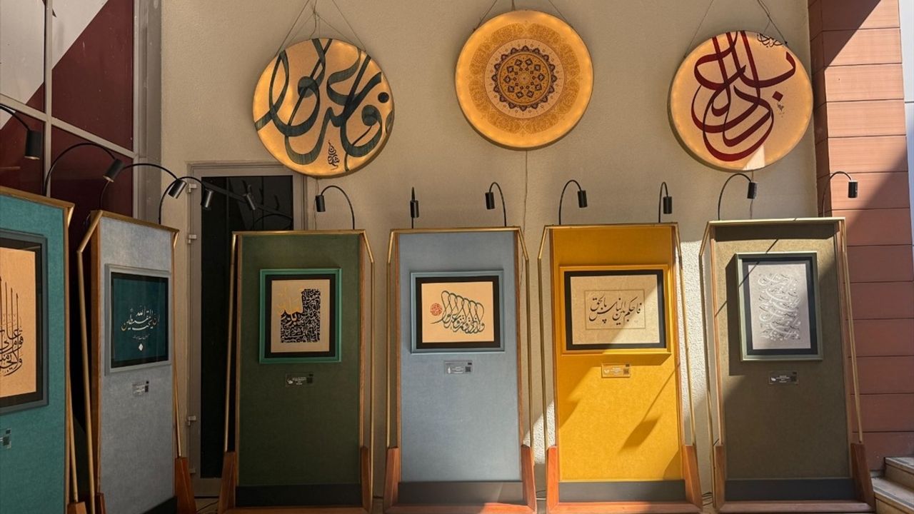 Bursa'da 'Adil-i Mutlak' Hat Sergisi Sanatseverlerle Buluştu