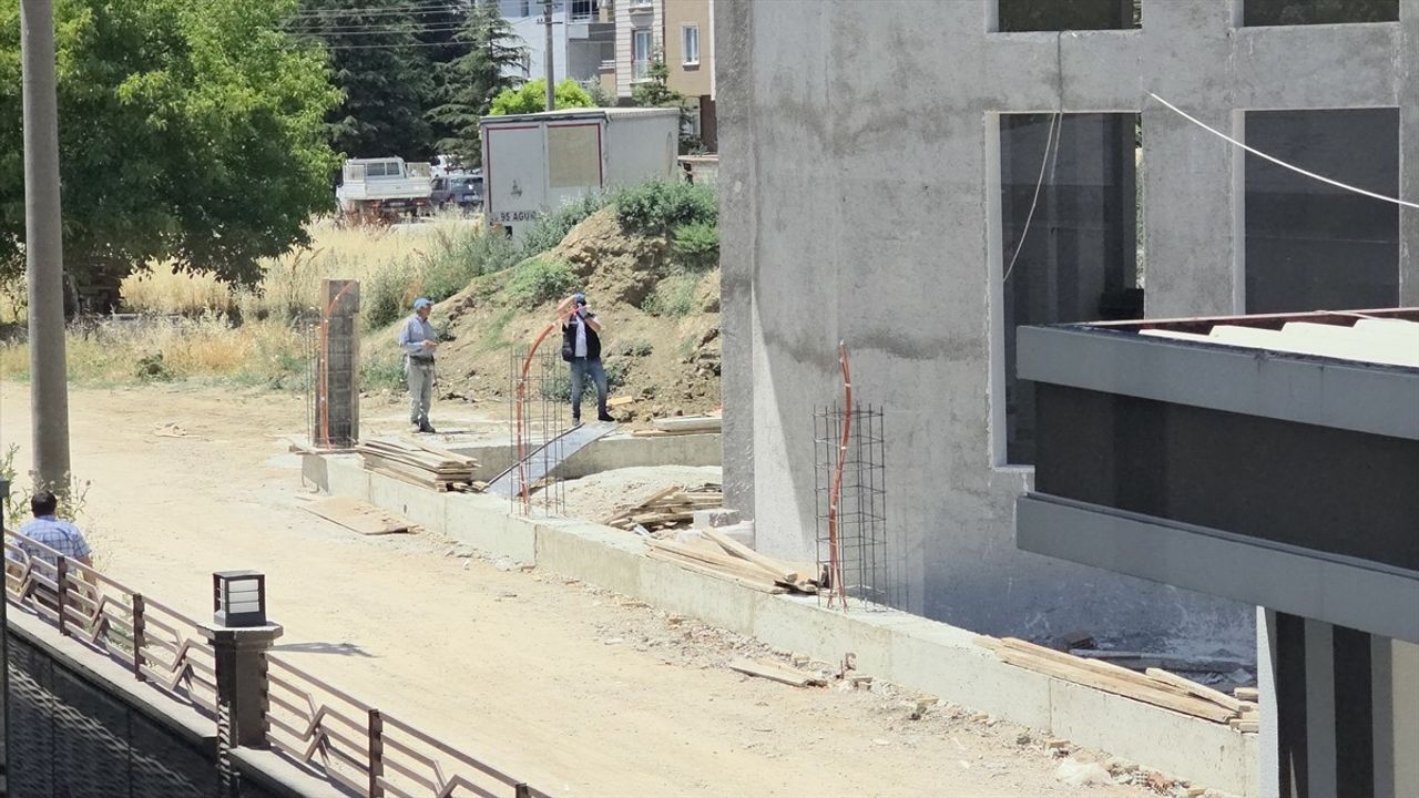 Bursa'da inşaatta çatıdan düşen işçi hastaneye kaldırıldı