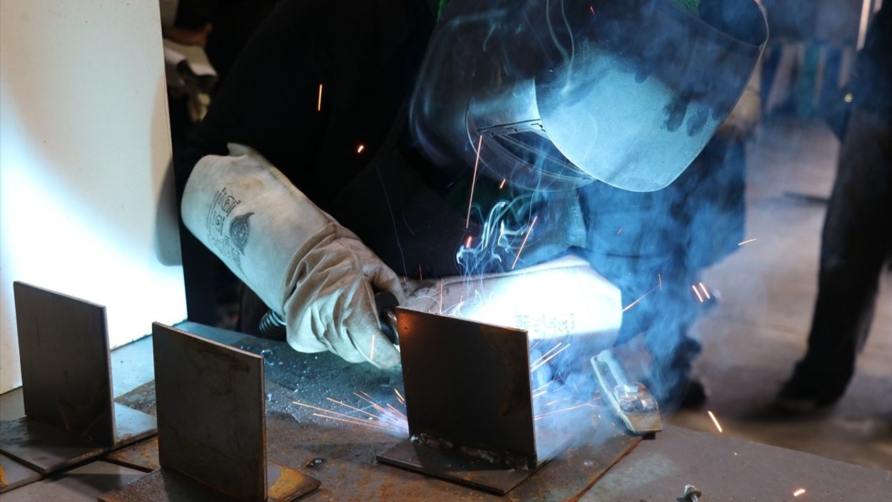 Bursa'da Kaynakçılık Kursunu Tamamlayan 12 Kadına Sertifika Verildi