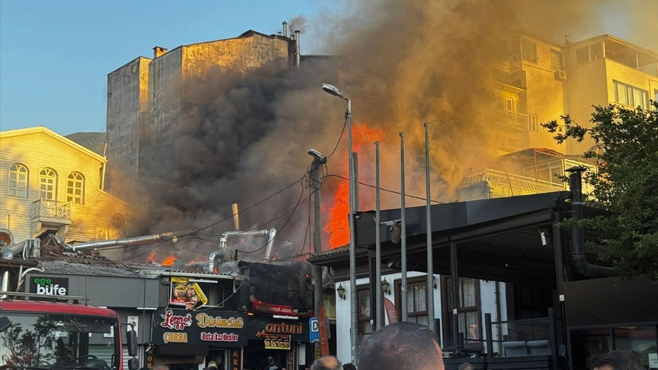 Bursa'da Lokantada Yangın: İtfaiye Ekipleri Müdahale Ediyor