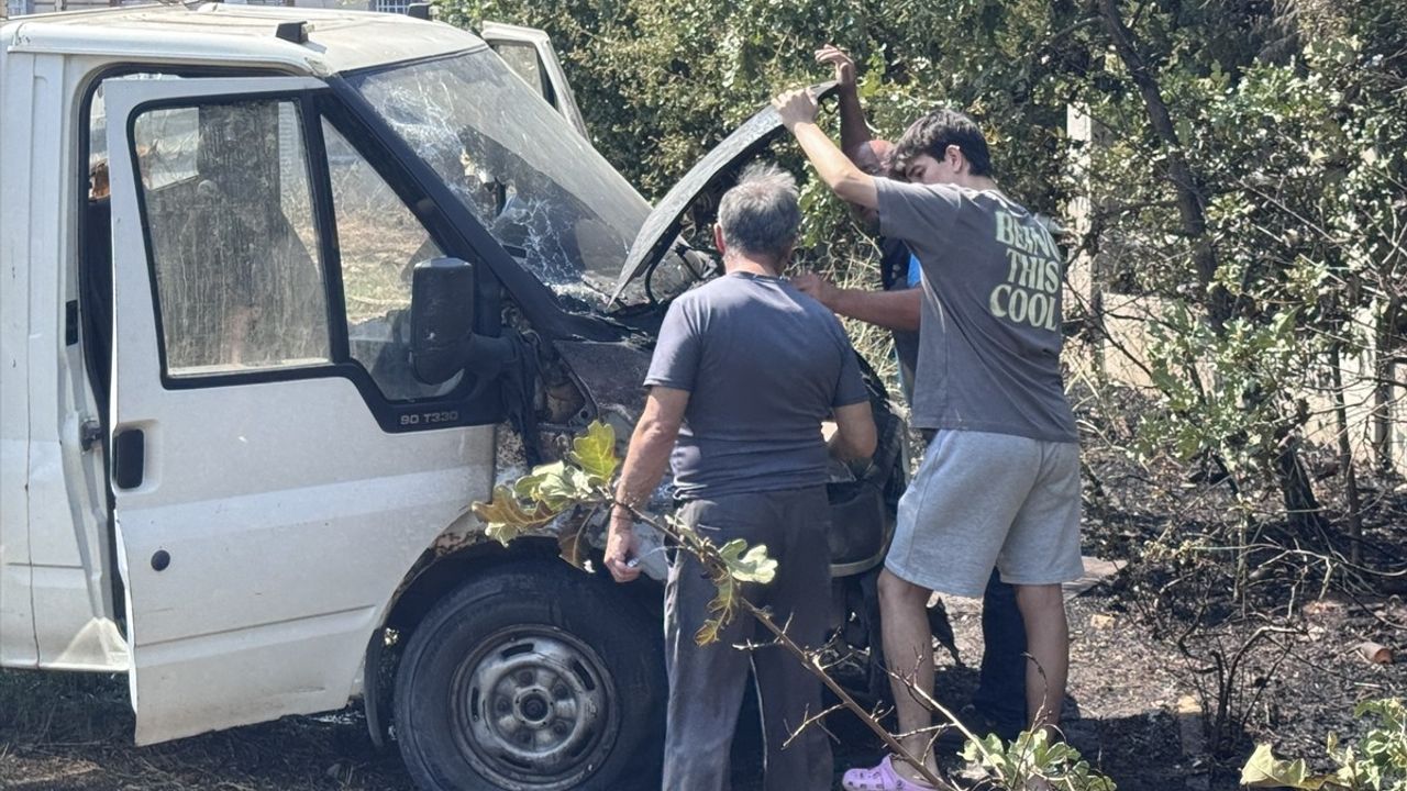 Bursa'da Otluk Alanda Çıkan Yangında İki Araç Zarar Gördü