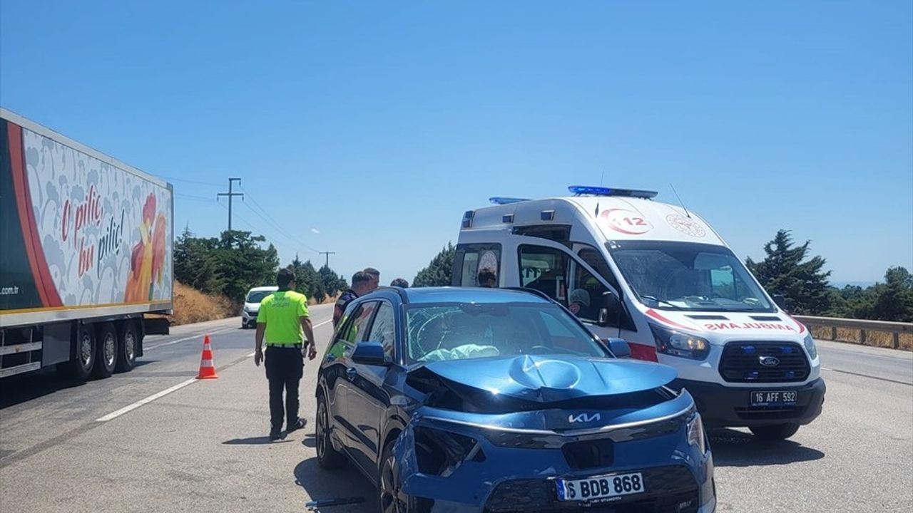 Bursa Karacabey'de İki Otomobil Çarpıştı: 5 Yaralı