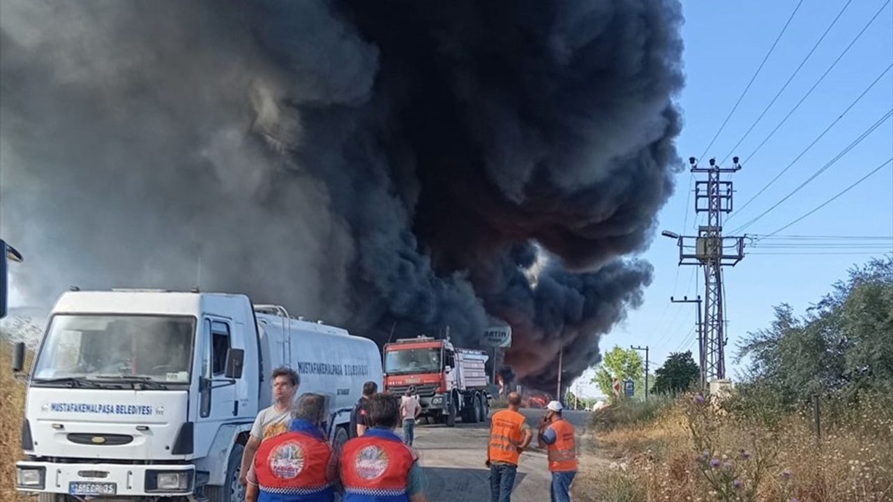 Bursa'nın Mustafakemalpaşa İlçesinde Plastik Fabrikasında Yangın Çıktı