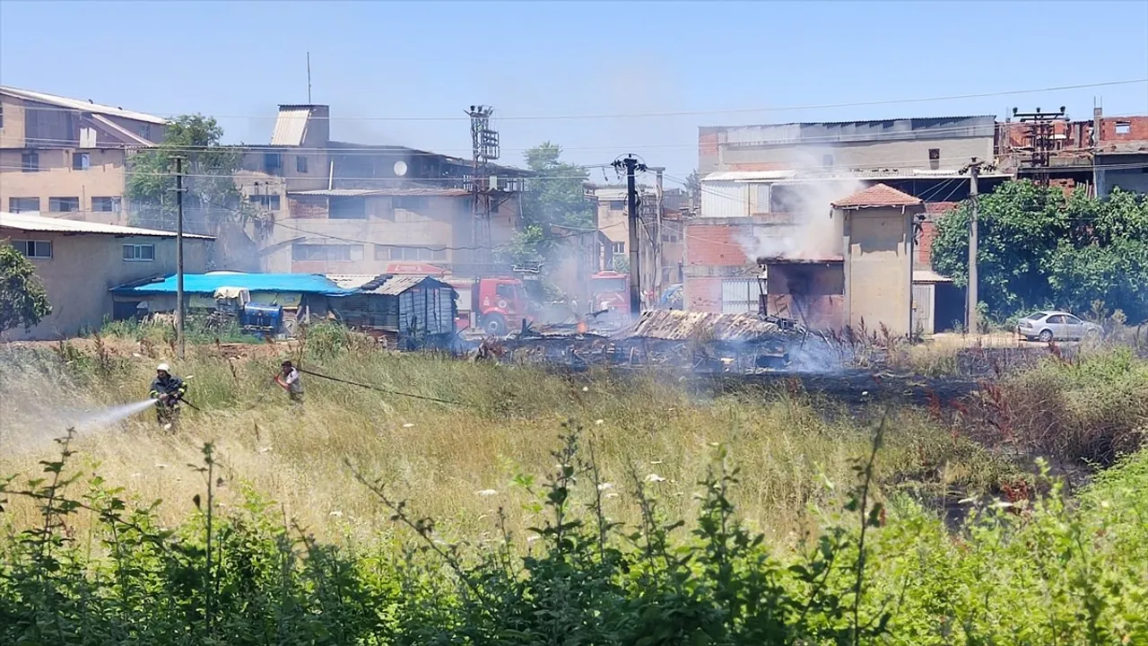 Çanakkale Biga'da Depoda Başlayan Yangın Kontrol Altına Alındı