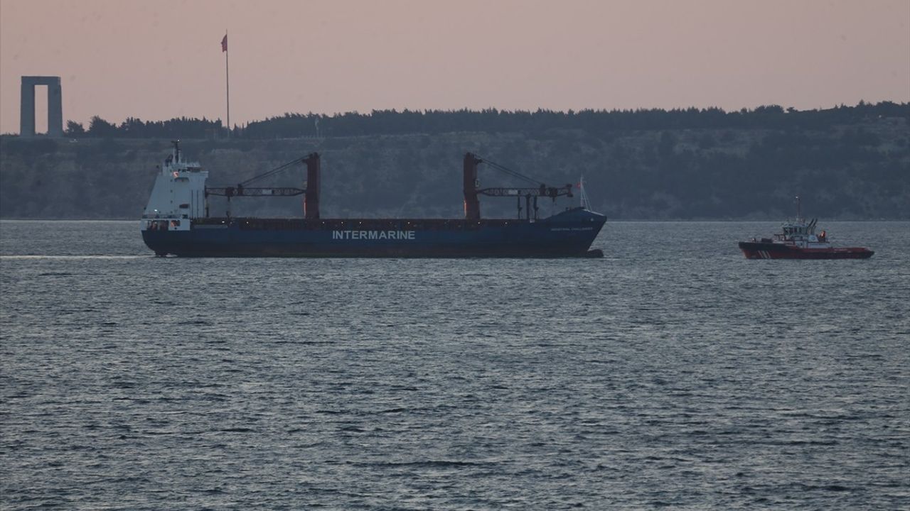 Çanakkale Boğazı'nda Yangın Çıkan Kargo Gemisi Kurtarıldı