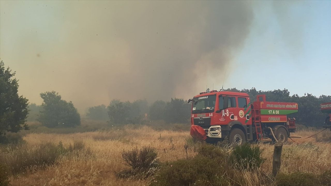 Çanakkale'de Tarım Arazisinde Yangın: Hava ve Kara Ekipleri Müdahale Ediyor