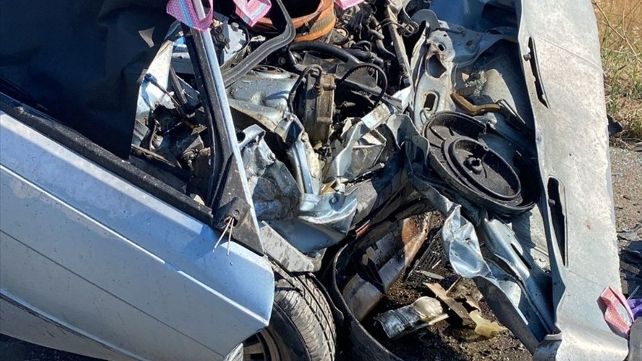 Çanakkale'de Trafik Kazası: İki Kişi Hayatını Kaybetti, Bir Kişi Yaralandı