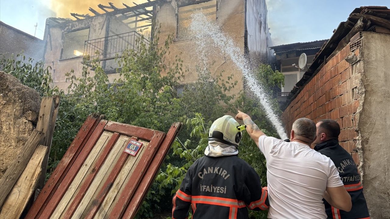 Çankırı'da Metruk Evde Yangın Kontrol Altına Alındı