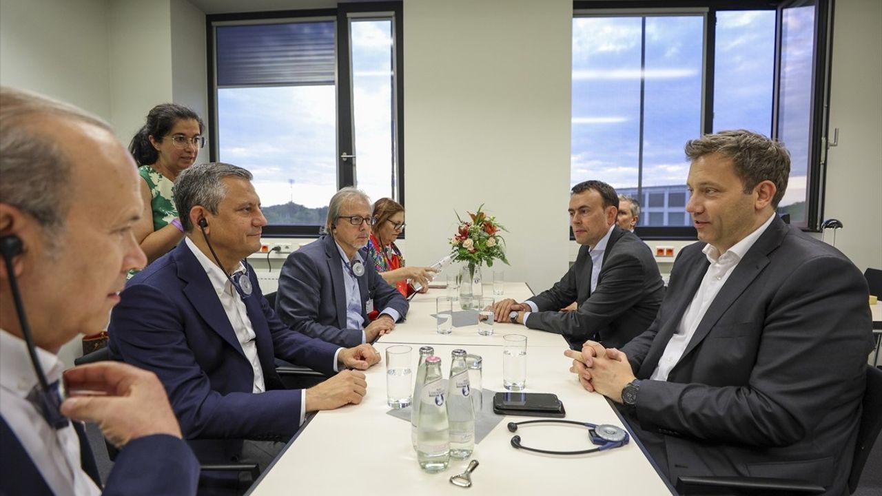 CHP Genel Başkanı Özgür Özel, Berlin'de Temaslarda Bulundu