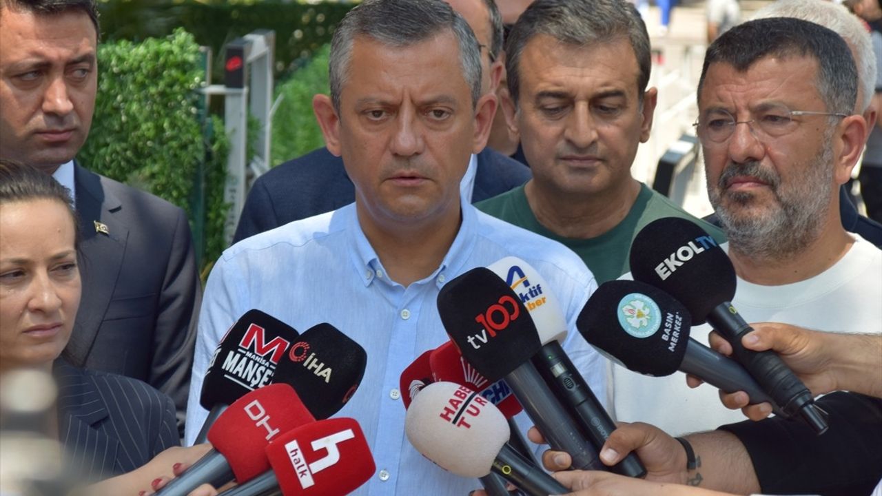 CHP Genel Başkanı Özgür Özel, Ferdi Zeyrek'in Cenaze Töreninde Açıklamalarda Bulundu