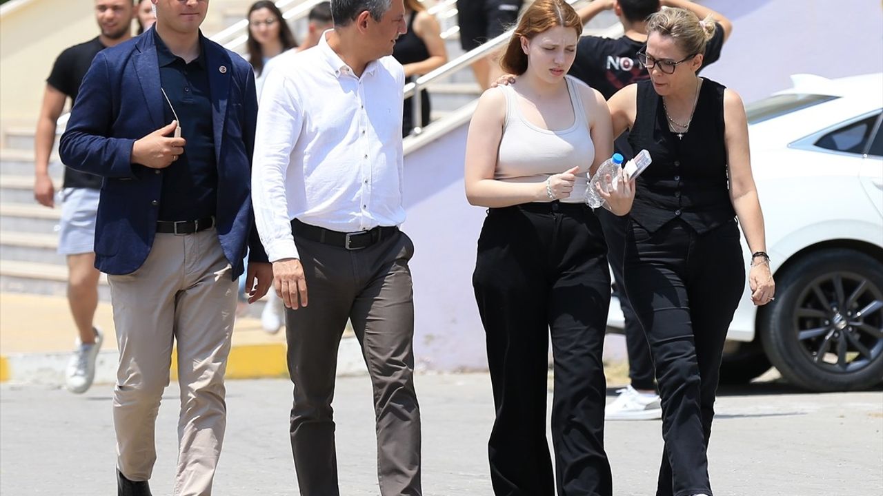 CHP Genel Başkanı Özgür Özel, Ferdi Zeyrek'in Kızı Nehir'i YKS'ye Götürdü