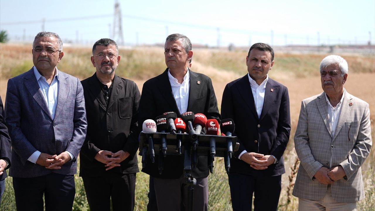 CHP Genel Başkanı Özgür Özel, İmamoğlu'nu Cezaevinde Ziyaret Etti