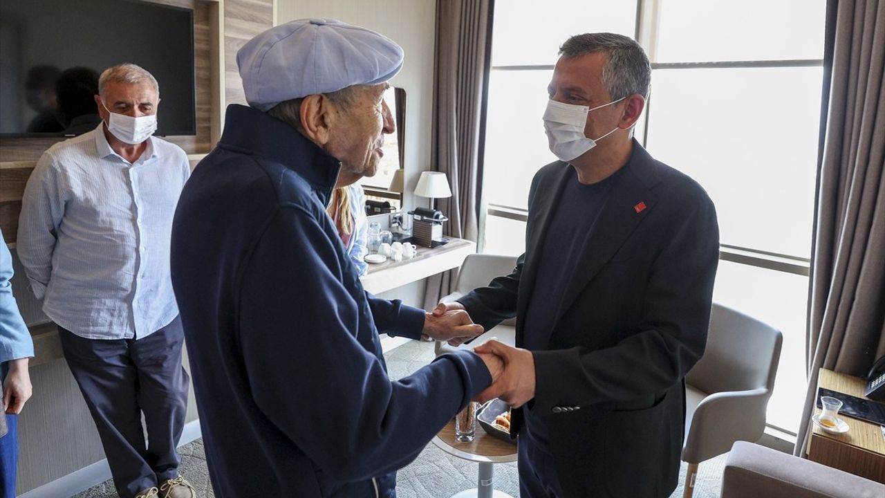 CHP Genel Başkanı Özgür Özel, Parti Önceki Başkanlarının Babalar Günü'nü Kutladı