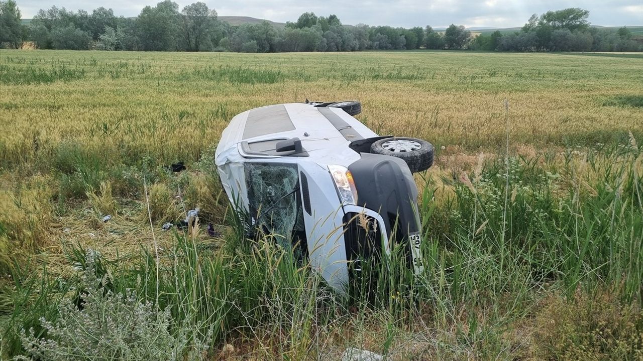 Çorum'da Düğünden Dönüşte Minibüs Devrildi, 15 Yaralı