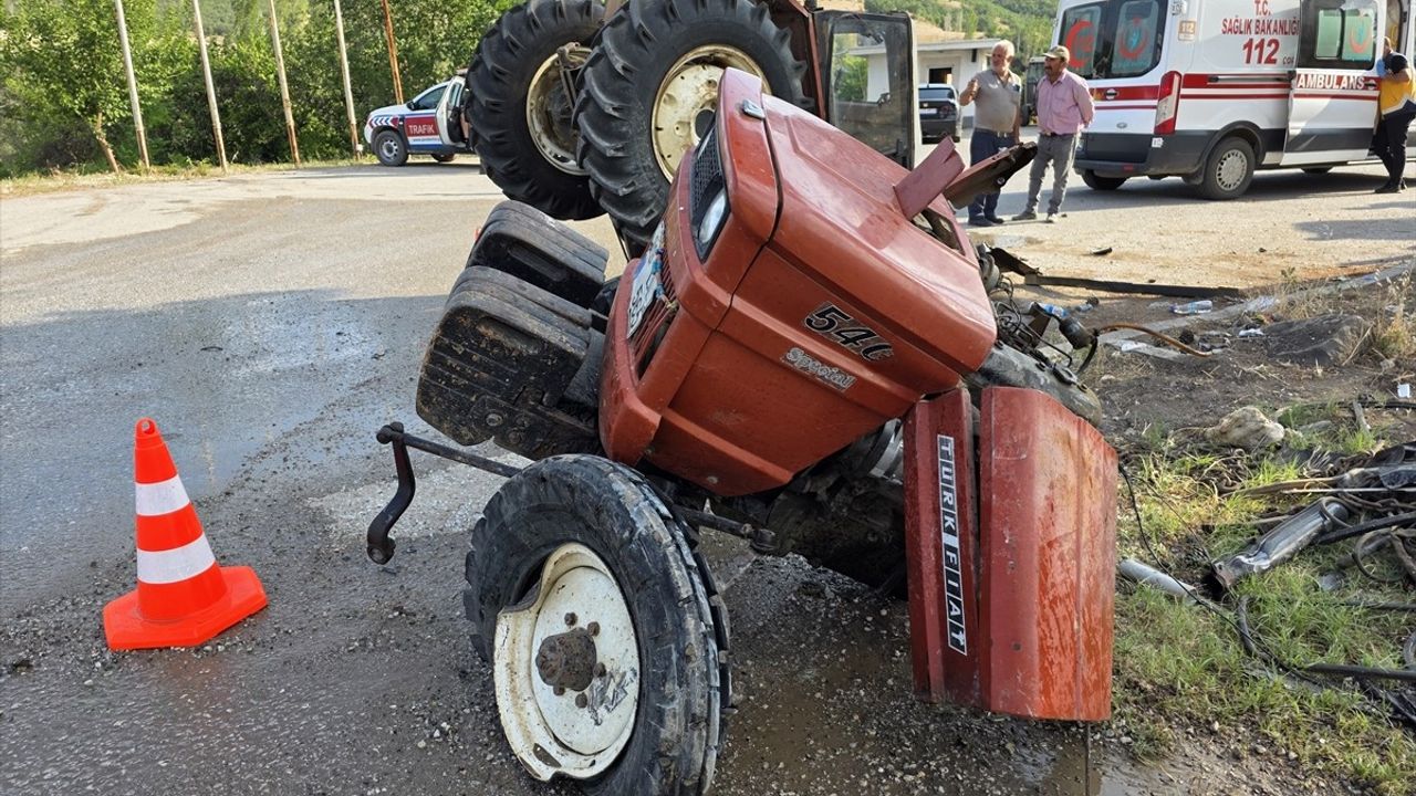 Çorum'da Hafif Ticari Araç ile Traktör Çarpıştı: 5 Yaralı