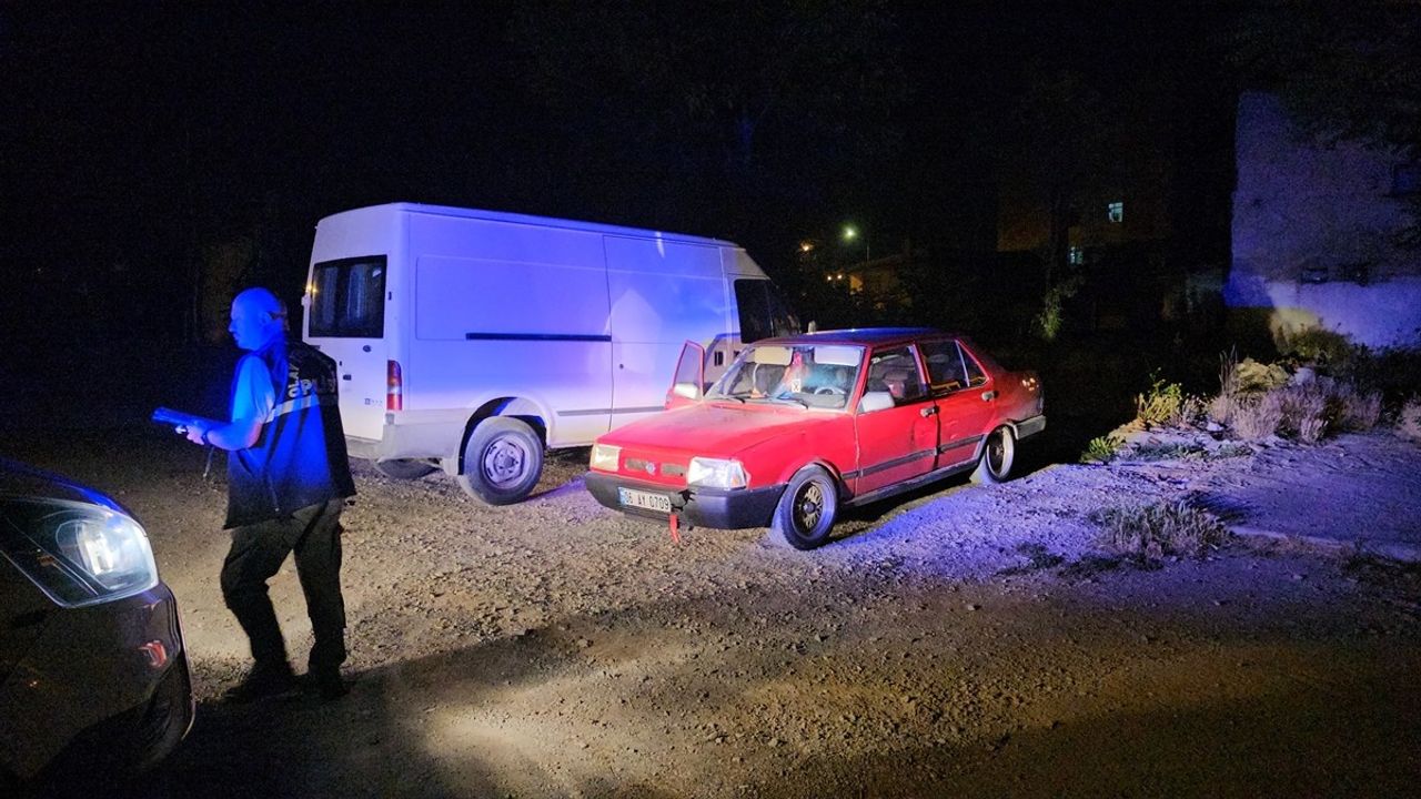 Çorum'da Park Halindeki Araç Hırsızlığı: İki Şüpheli Yakalandı