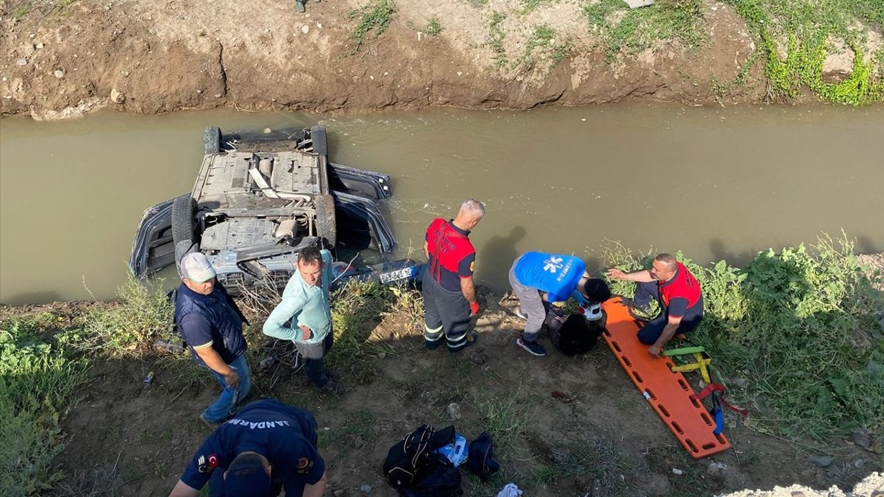 Çorum'da Sulama Kanalına Düşen Otomobilde Karı Koca ve Bebek Yaralandı