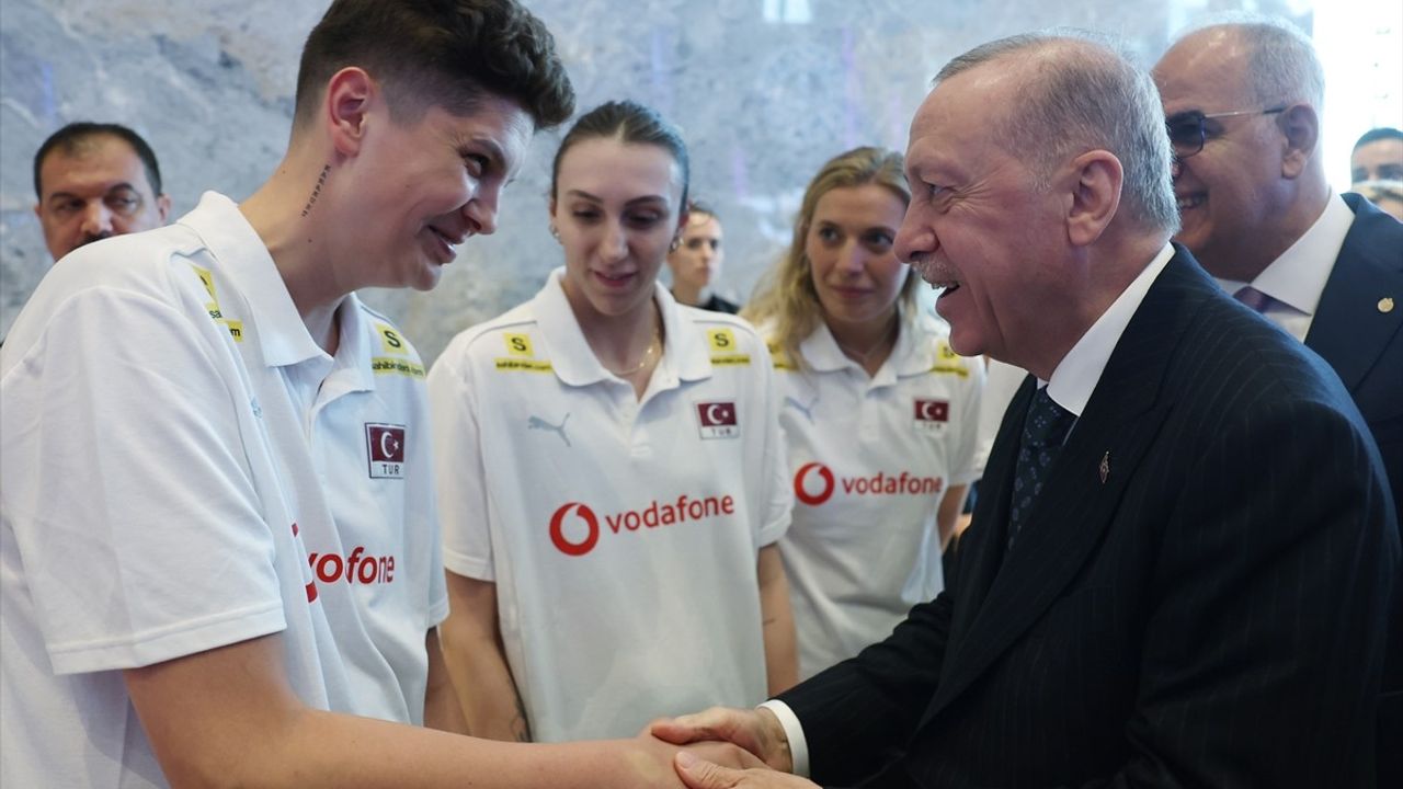 Cumhurbaşkanı Erdoğan, A Milli Kadın Voleybol Takımı'nı Kabul Etti
