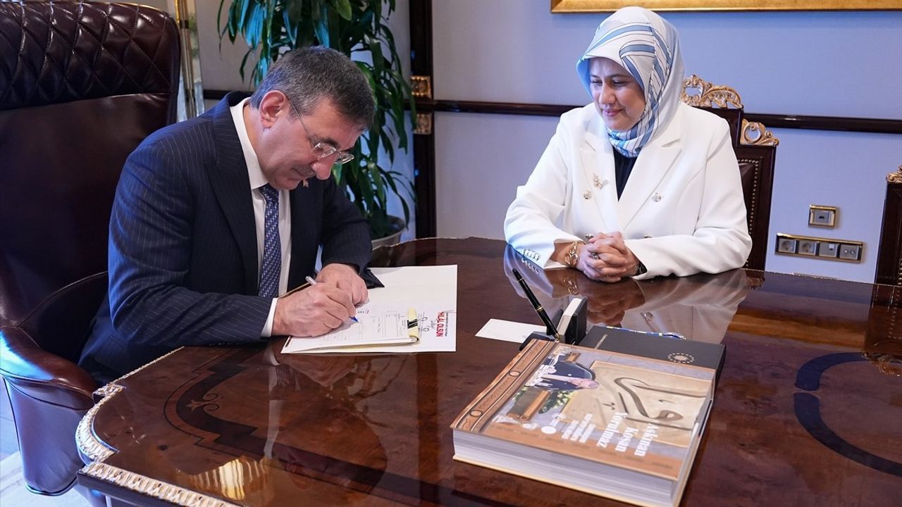 Cumhurbaşkanı Yardımcısı Cevdet Yılmaz, Kurban Vekaletini Türk Kızılay'a Veren İsimler Arasında