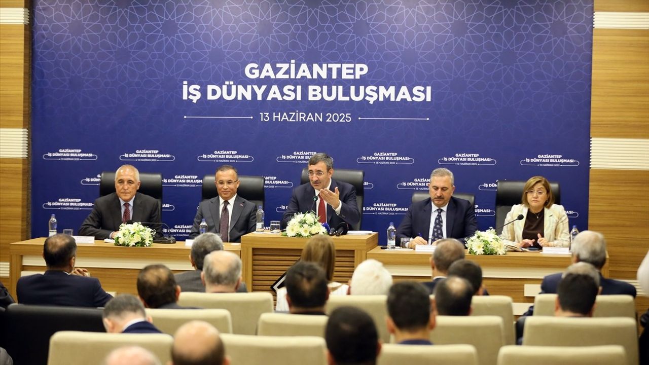 Cumhurbaşkanı Yardımcısı Yılmaz, Gaziantep'te Sanayicilerle Bir Araya Geldi