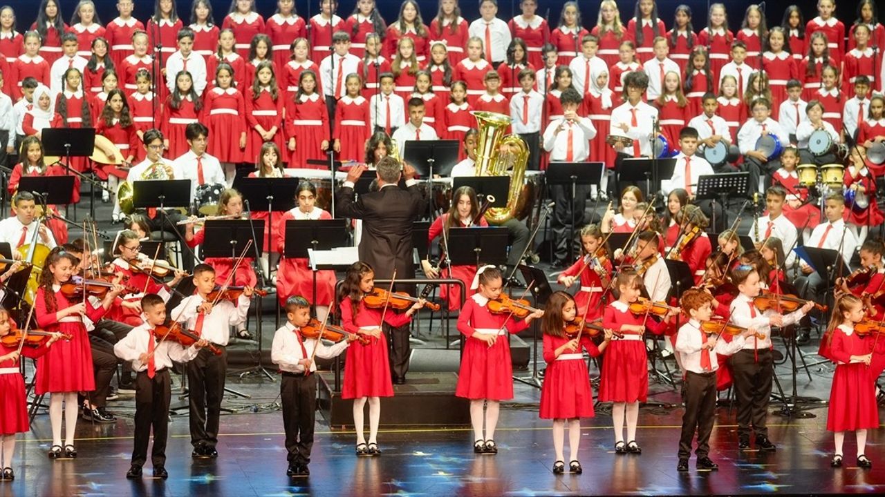 Cumhurbaşkanlığı Çocuk Orkestrası ve Korosu İstanbul'daki İlk Konserini AKM'de Verdi