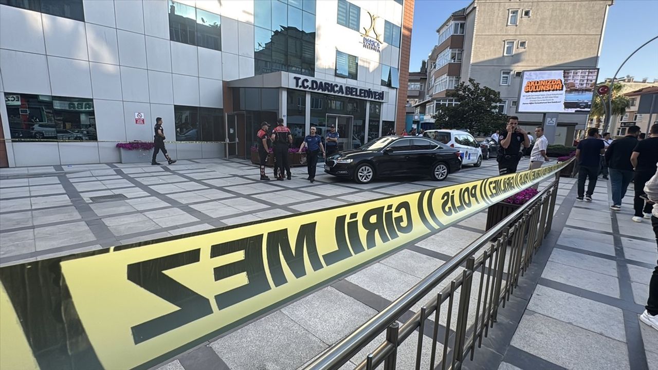 Darıca Belediye Başkanı Muzaffer Bıyık, İntihar Eden Personelin Kurşunundan Yaralandı