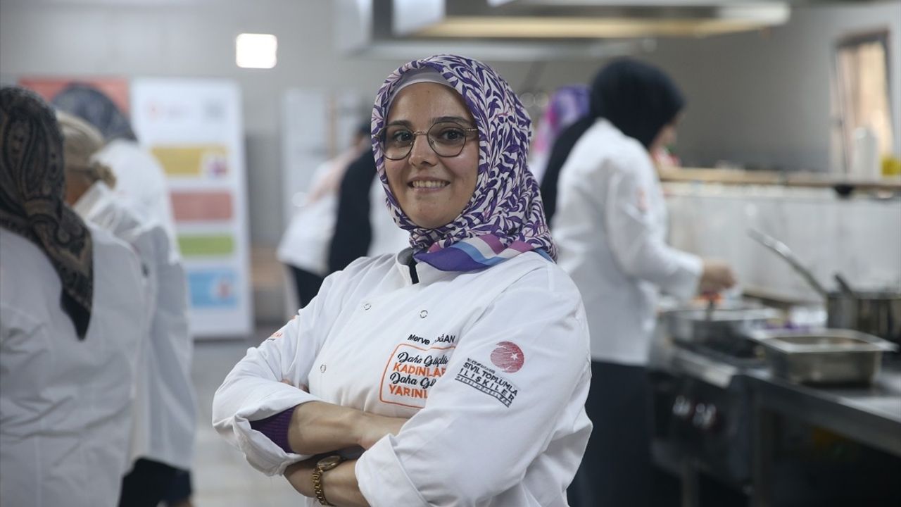 Depremzede Kadınlar Mutfak Atölyesinde Ulusal ve Uluslararası Yemekleri Öğreniyor