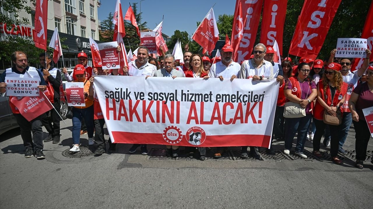DEV-Sağlık-İş, Çalışma ve Sosyal Güvenlik Bakanlığı Önünde Basın Açıklaması Yaptı