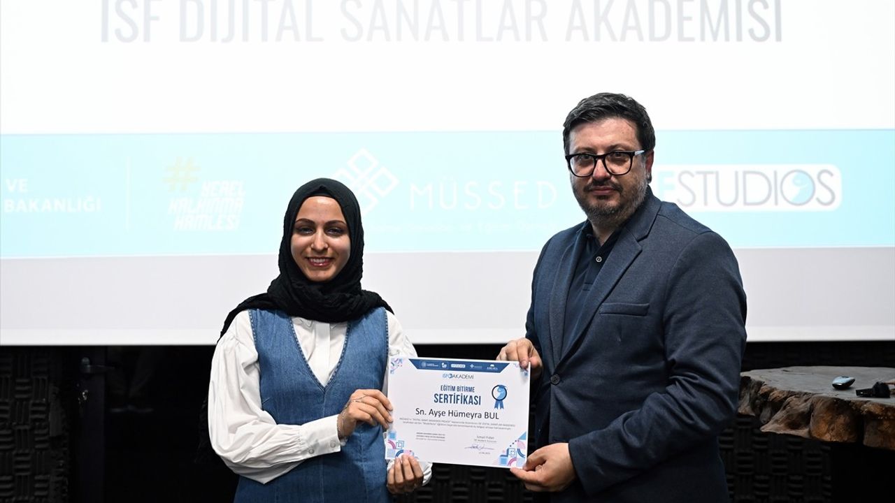 Dijital Sanat Akademisi'ni Tamamlayan 49 Kursiyer Sertifika Aldı