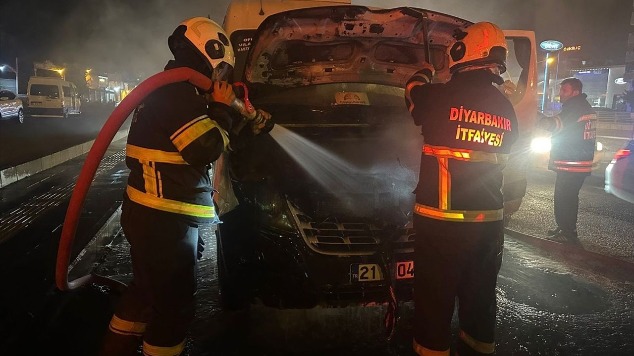 Diyarbakır'da Seyir Halindeki Yolcu Minibüsünde Yangın Çıktı