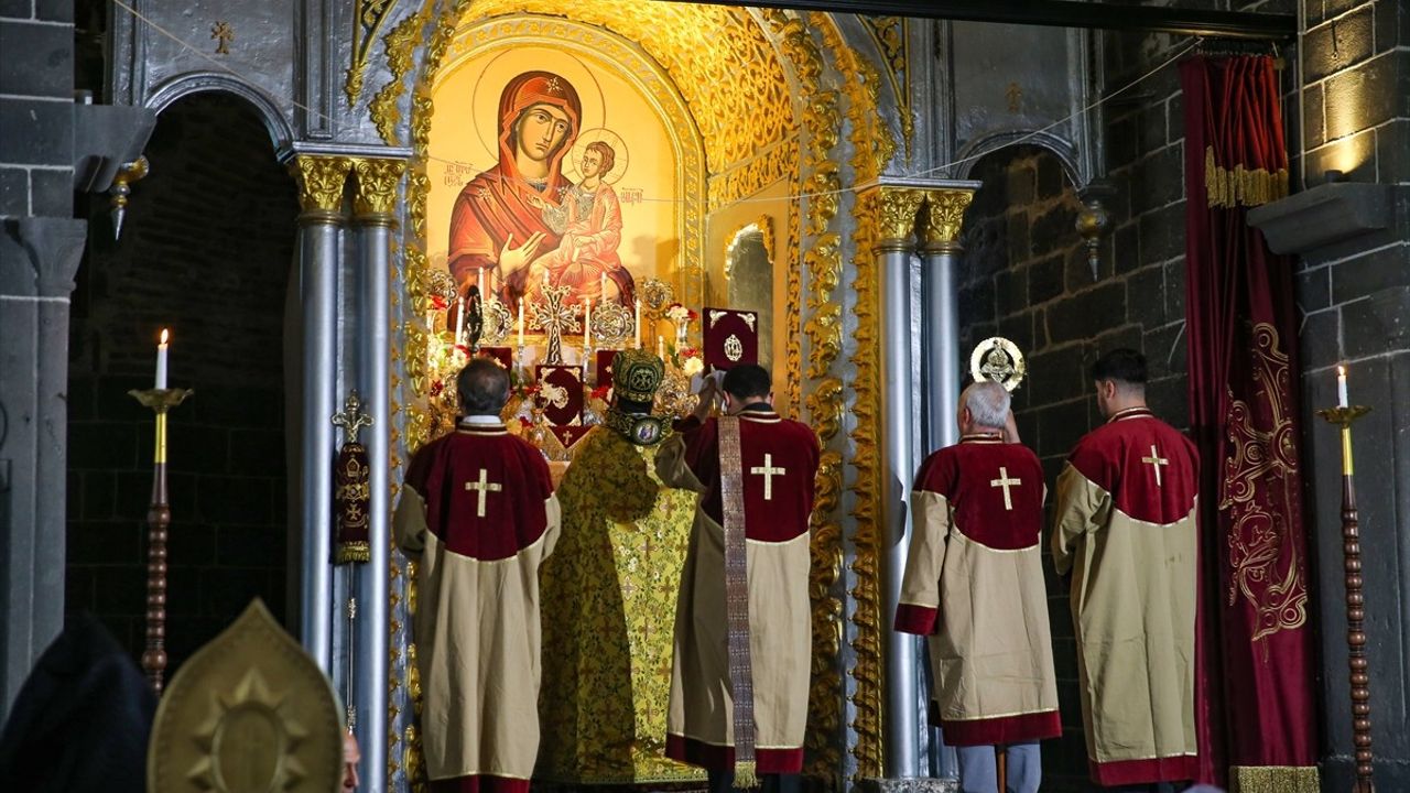 Diyarbakır'da Surp Giragos Ermeni Kilisesi'nde İsim Günü Ayini Düzenlendi