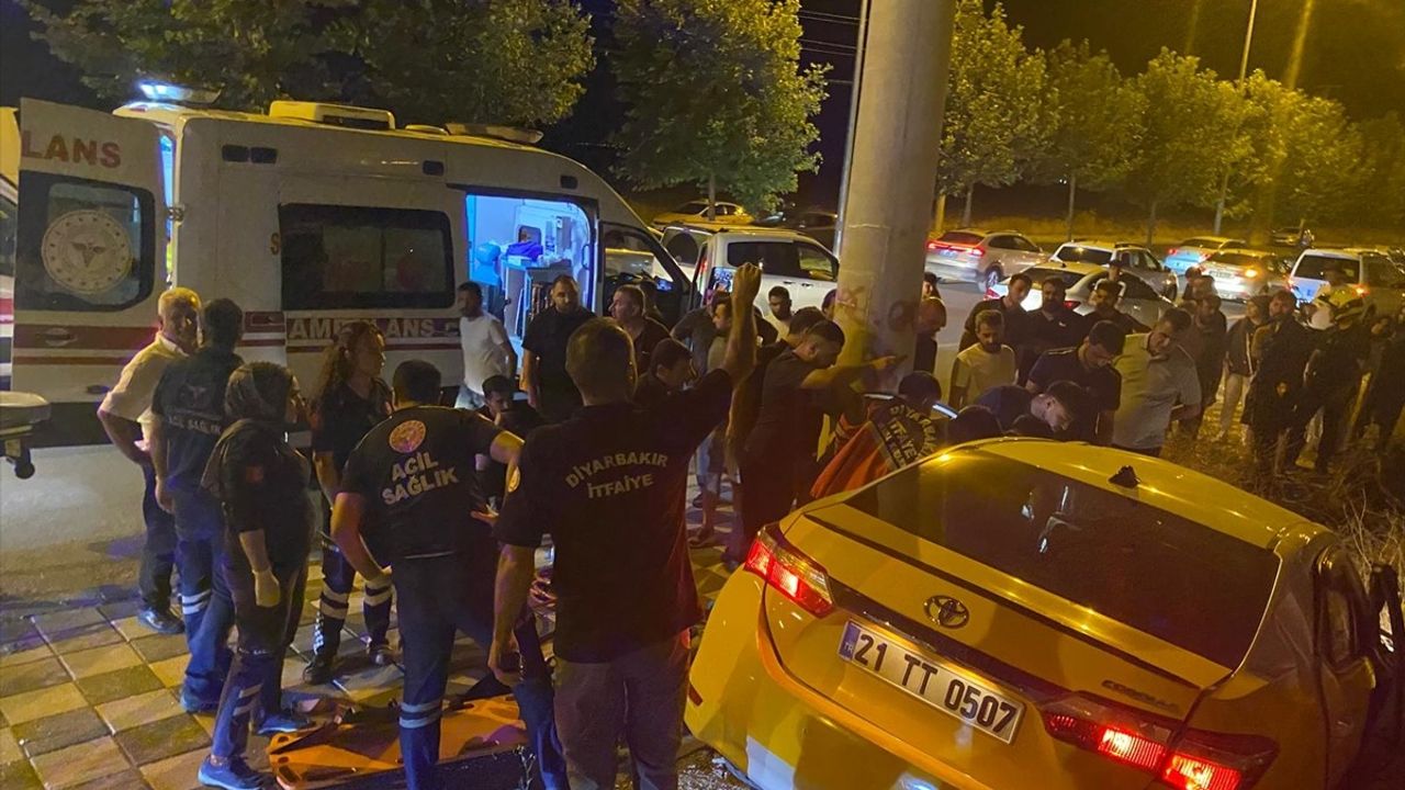 Diyarbakır'da Taksi Devrildi: 2 Kişi Yaralandı