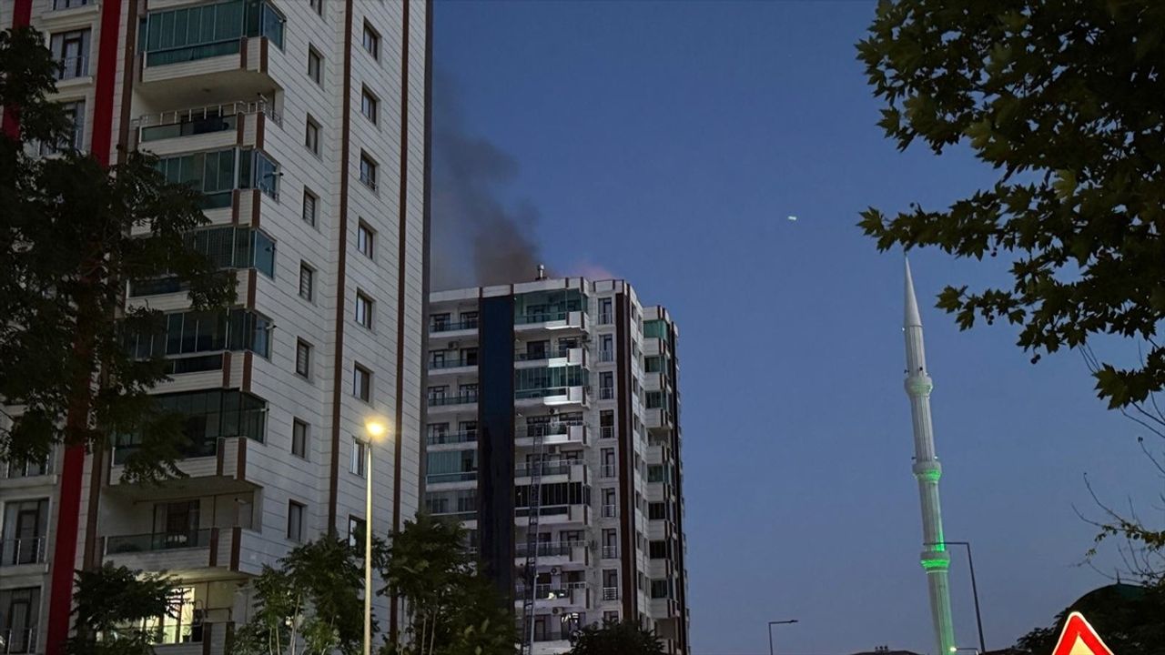 Diyarbakır'daki 13 Katlı Binada Yangın Kontrol Altına Alındı