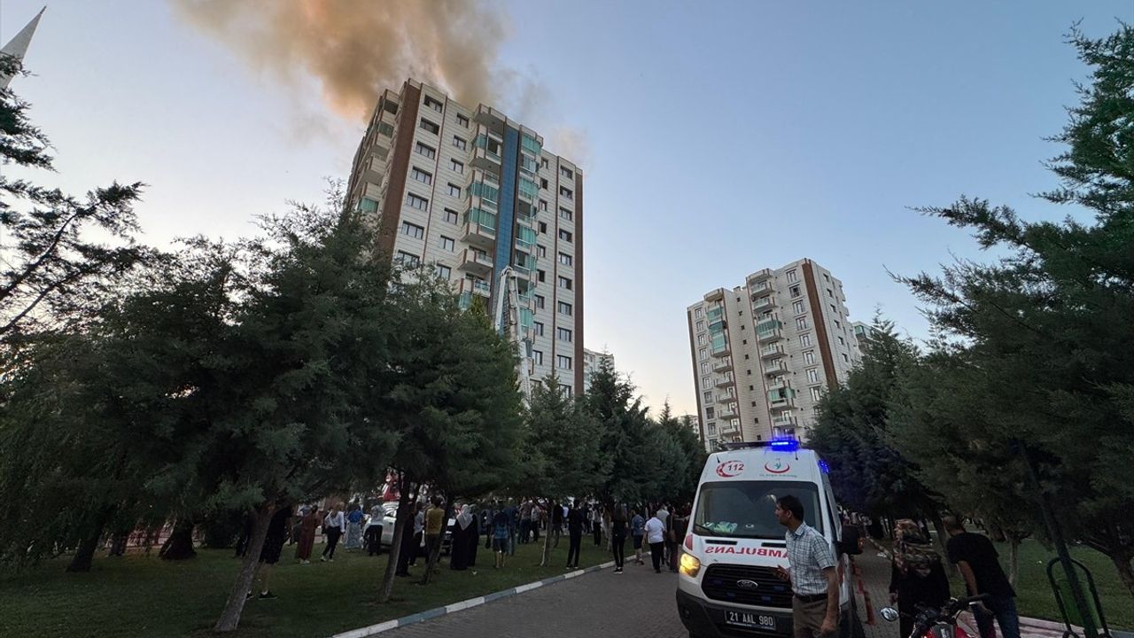Diyarbakır'daki Yangına İtfaiye Ekipleri Müdahale Ediyor